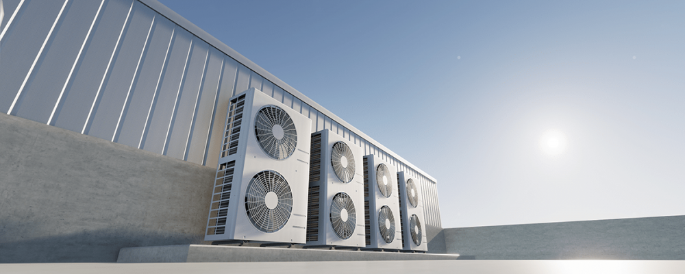 Ventilatie units op dak van een industrieel gebouw